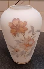 Vaas (melkglas) met aan één kant een bloemschildering  27 cm, Antiek en Kunst, Ophalen of Verzenden