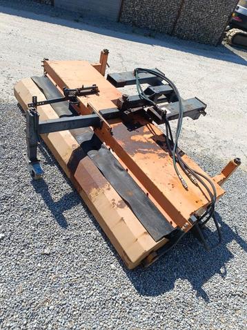 Hydraulisch borstelmachine beschikbaar voor biedingen