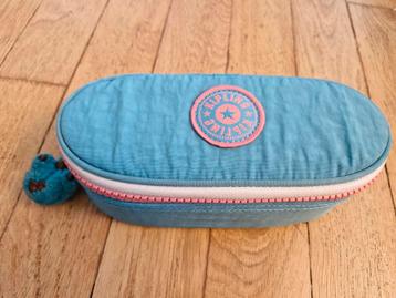 pennenzak van kipling in blauw en roze beschikbaar voor biedingen
