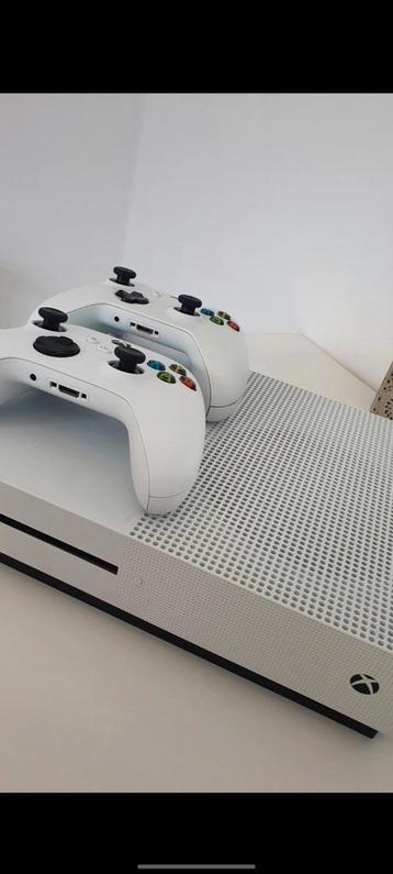 X BOX ONE WHITE + 2 NEW X BOX ONE CONTROLLERS beschikbaar voor biedingen