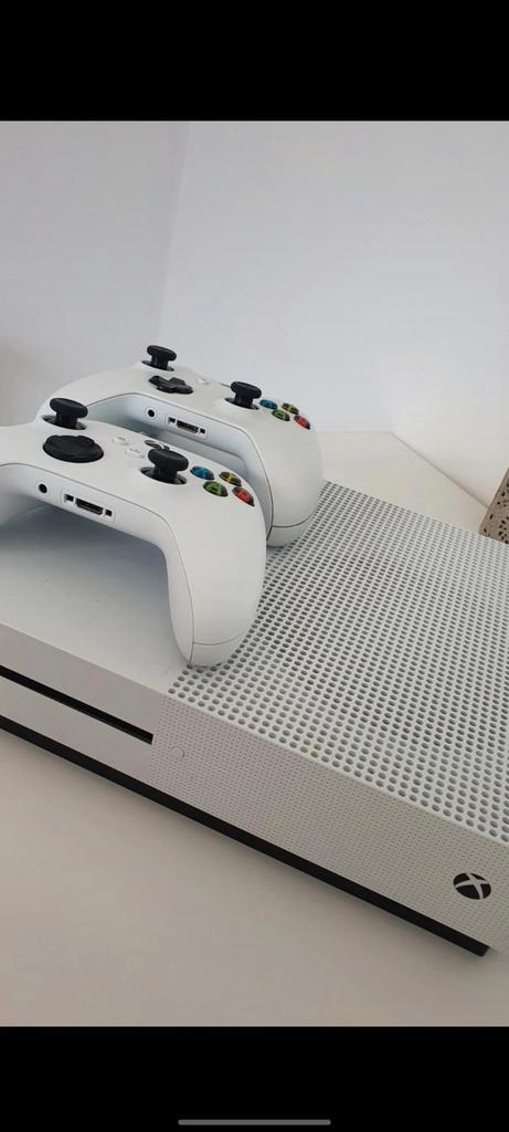 X BOX ONE WHITE + 2 NEW X BOX ONE CONTROLLERS, Games en Spelcomputers, Spelcomputers | Xbox One, Zo goed als nieuw, Ophalen of Verzenden