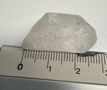 Ruw bergkristal beschikbaar voor biedingen