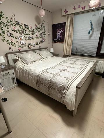 Complete slaapkamer beschikbaar voor biedingen