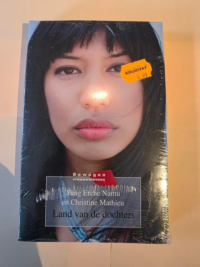 Land van de dochters, Boeken, Biografieën, Ophalen of Verzenden, Zo goed als nieuw