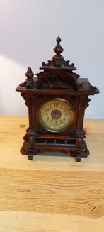 Joli petit réveil en bois genre chapelle très rare, Enlèvement