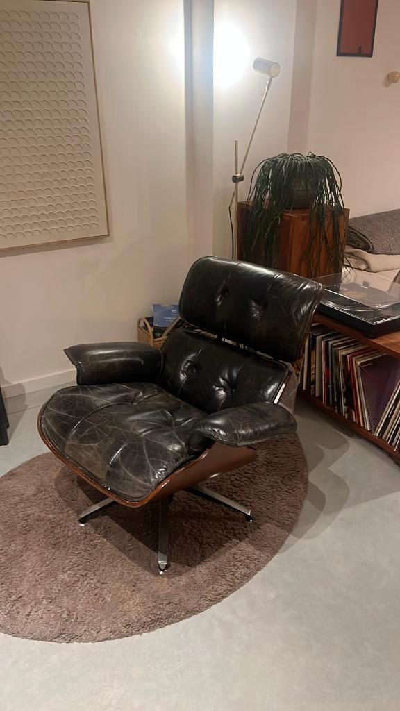 Stijlvolle loungechair in Eames-stijl, Huis en Inrichting, Fauteuils, Gebruikt, Hout, Leer, Ophalen