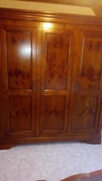 Grote kast in notenlarenhout, Huis en Inrichting, Kasten | Dressoirs, Ophalen, Zo goed als nieuw