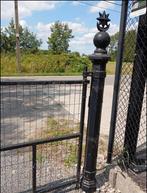 Antiek gietijzeren hekpalen van hoeve met opkuis werk, Ophalen, Zo goed als nieuw