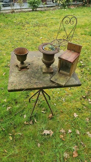 Vintage ijzeren tafel met stoel beschikbaar voor biedingen