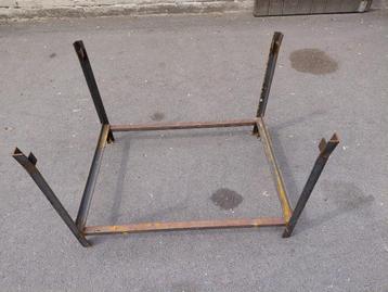 Metalen rekken beschikbaar voor biedingen
