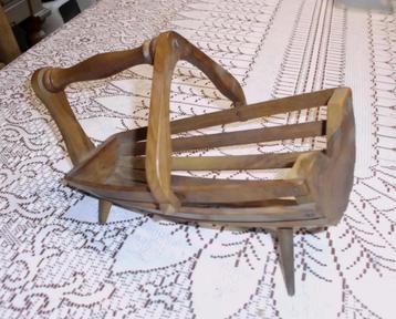 Oude wijnflessenhouder beschikbaar voor biedingen