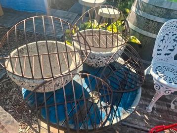 4 mini hooiruifjes geroest metaal als plantenrek enz  beschikbaar voor biedingen