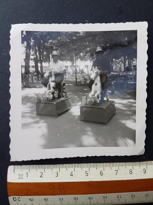 Foto 2 mannen op een hobbelpaard in Meli park ? Efteling ?, Verzamelen, Foto's en Prenten, Gebruikt, Foto, Kind, Verzenden