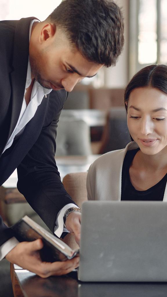 Figuranten gezocht, Contacten en Berichten, Vriendschappen