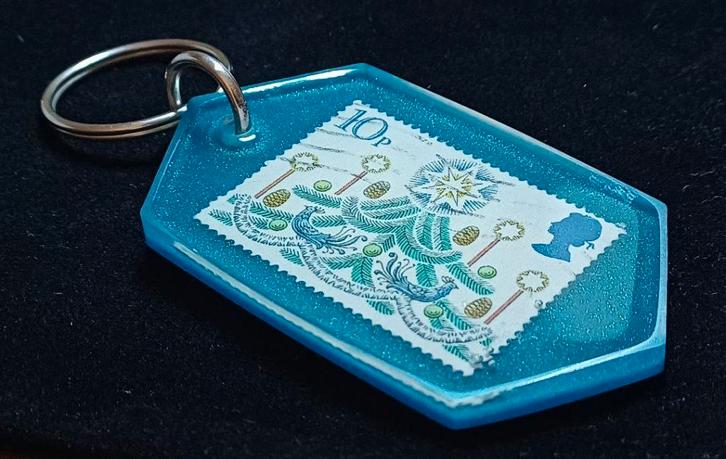 Sleutelhanger met Kerstmis-postzegel in hars (UK 1980), Antiquités & Art, Curiosités & Brocante, Envoi