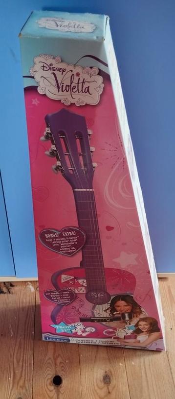 Guitare Violetta de 78 cm, jamais utilisée.  beschikbaar voor biedingen