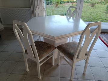 Zeshoekige eettafel met middenpoot + 4 stoelen +3tafelkleden beschikbaar voor biedingen