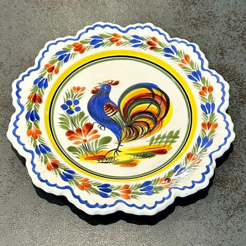 Assiette Faïence Bretonne Henriot Quimper – Décor Coq Multic, Antiek en Kunst, Antiek | Keramiek en Aardewerk, Verzenden