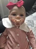 Realistische baby pop levensecht Meadow roze (49cm), Verzamelen, Poppen, Ophalen of Verzenden, Nieuw, Pop