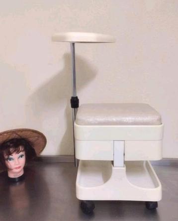 Om in beslag te nemen 💅🏻 Vintage Make up krukje van 4 pote beschikbaar voor biedingen