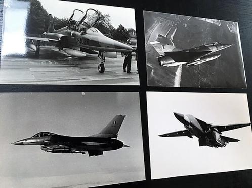 9 photos d'anciens avions de combat + hélicoptère, Collections, Photos & Gravures, Comme neuf, Photo, Autres sujets/thèmes, 1980 à nos jours