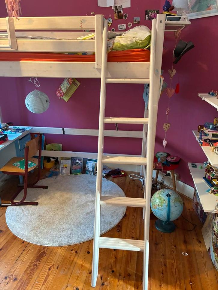 Lit enfant FLEXA – avec échelle – très bon état, Kinderen en Baby's, Kinderkamer | Bedden, Gebruikt, 180 cm of meer, 100 cm of meer