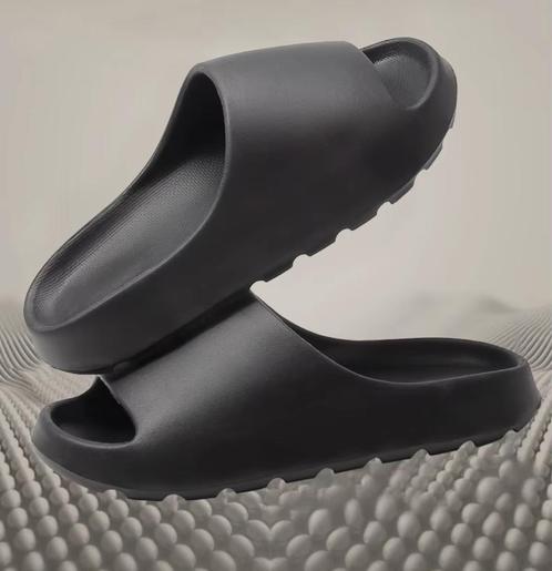 Nieuwe zwarte slippers / Maat 40-41 / 42-43, Kleding | Dames, Schoenen, Nieuw, Slippers, Zwart, Ophalen of Verzenden