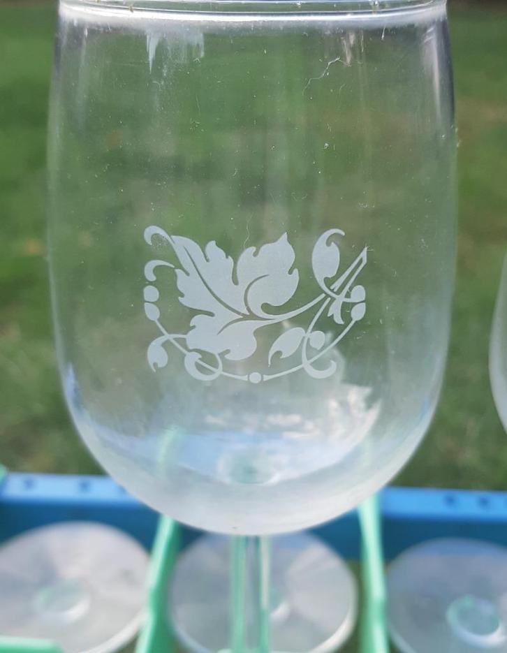 21 wijnglazen ( met gravure wijnblad), Verzamelen, Glas en Drinkglazen, Zo goed als nieuw, Overige typen, Ophalen