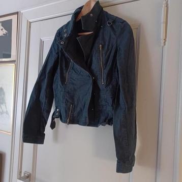 Essentiel vest beschikbaar voor biedingen
