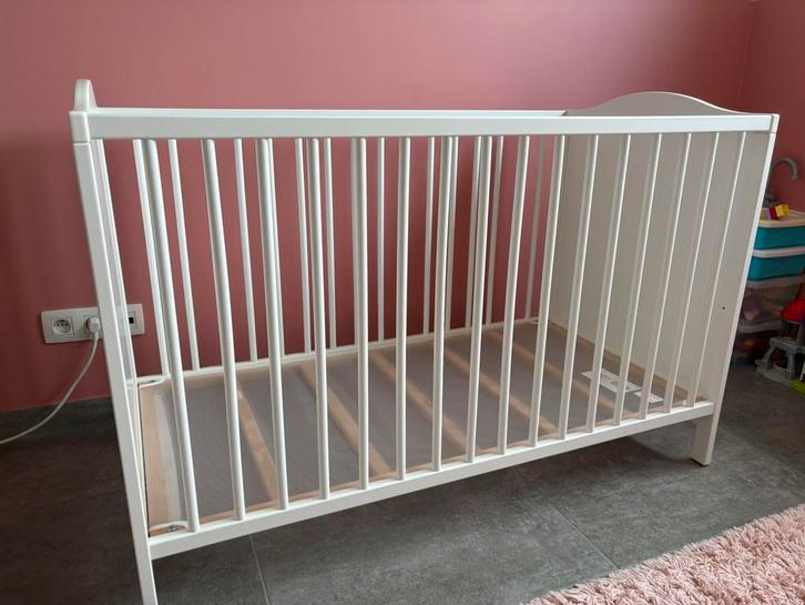 Ledikant - Babybed Ikea, Kinderen en Baby's, Kinderkamer | Bedden, Zo goed als nieuw, Matras, Ophalen