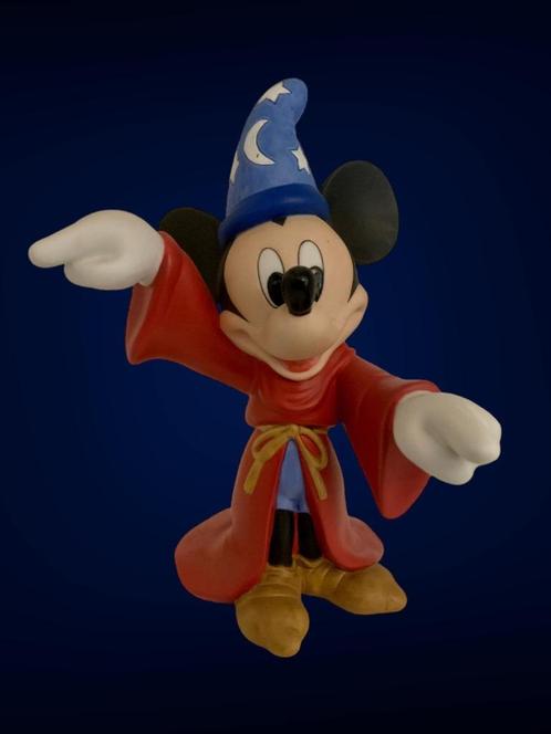 Figurine Mickey Mouse Fantasia en porcelaine 16 cm Disney, Collections, Disney, Comme neuf, Statue ou Figurine, Mickey Mouse, Enlèvement ou Envoi