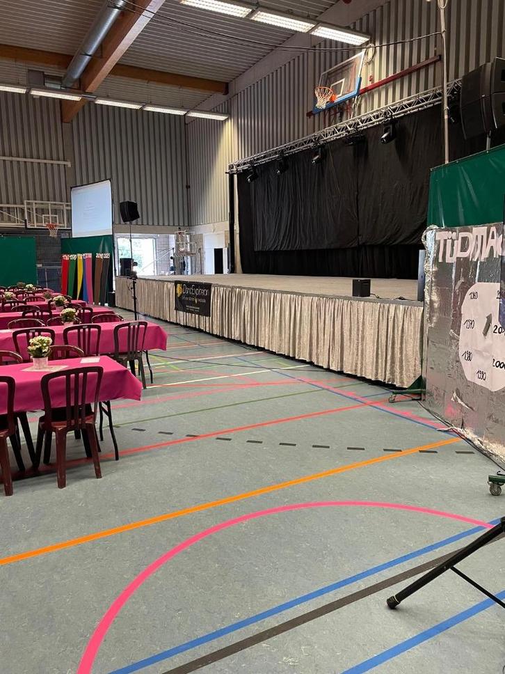 Zeer stevig en groot podium te koop aan spotprijs!, Hobby en Vrije tijd, Overige Hobby en Vrije tijd, Zo goed als nieuw, Ophalen