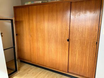 Vintage houten klerenkast beschikbaar voor biedingen