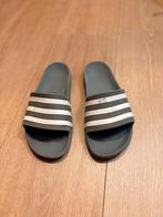 Adidas slippers - Maat 42 - Heel goed - Grijs en wit, Kleding | Heren, Schoenen, Wit, Zo goed als nieuw, Adidas, Ophalen