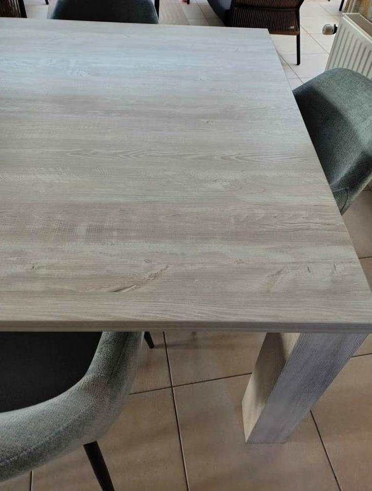 Magnifique table carrée ,1m40 sur 1m40.en parfait état., Maison & Meubles, Tables | Tables à manger, Enlèvement