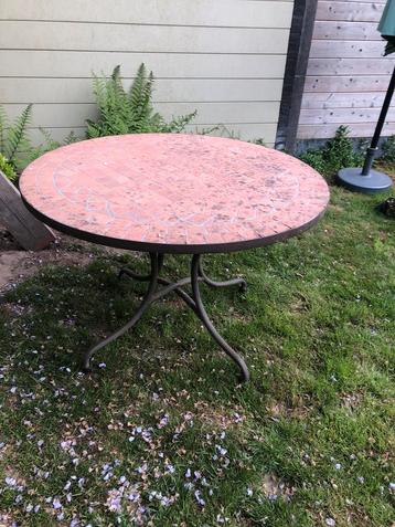 Mooi gepatineerde terras tafel mediterraanse stijl beschikbaar voor biedingen