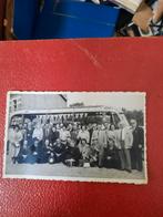oude foto groep voor autobus, Verzamelen, Gebruikt, Foto, Ophalen of Verzenden, 1940 tot 1960