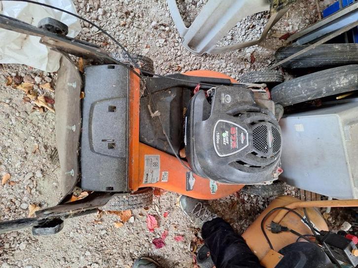 2 grasmaaiers voor onderdelen, Tuin en Terras, Grasmaaiers, Gebruikt, Benzine-grasmaaier, 50 cm of meer, Cirkelmaaier, Ophalen