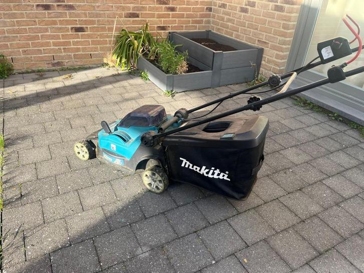 Makita DLM432PT2 ­– Accu-grasmaaier 36 V (4 x 18V batterij!), Tuin en Terras, Grasmaaiers, Gebruikt, Accu-grasmaaier, 40 t/m 49 cm