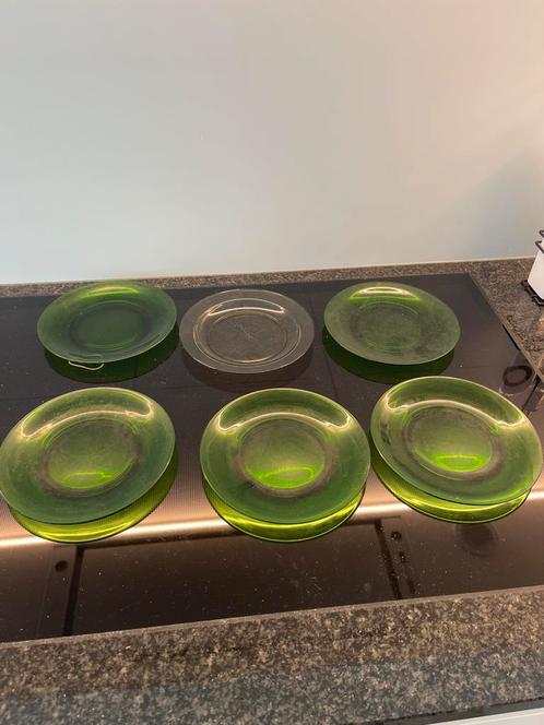 6 GROEN GLAZEN BORDEN, Huis en Inrichting, Keuken | Servies, Zo goed als nieuw, Bord(en), Glas, Ophalen of Verzenden