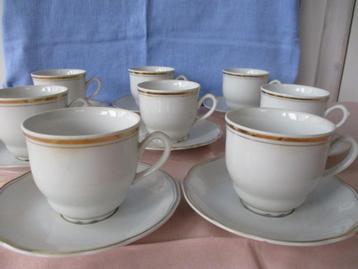 8 Koffie kopjes met goud rand beschikbaar voor biedingen