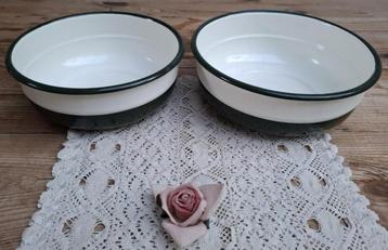 2 emaille schaaltjes creme / donkergroen beschikbaar voor biedingen