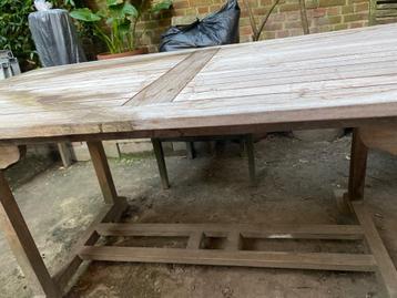 Houten tuin tafel  beschikbaar voor biedingen