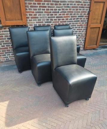 6 lederen stoelen op wieltjes  beschikbaar voor biedingen