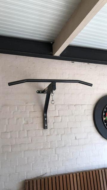 Optrekbar met bokszak beschikbaar voor biedingen