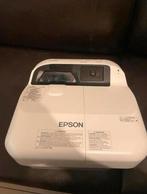 Beamer van Epson met muurbevestiging en afstandbediening., Audio, Tv en Foto, Beamers, Ophalen, Zo goed als nieuw, Epson