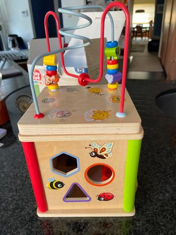 Houten activiteitenkubus  beschikbaar voor biedingen