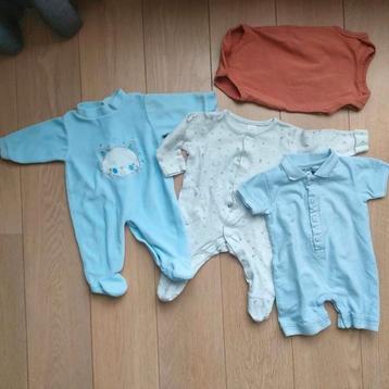 Lot bodies et pyjamas manches courtes et manches longues, un