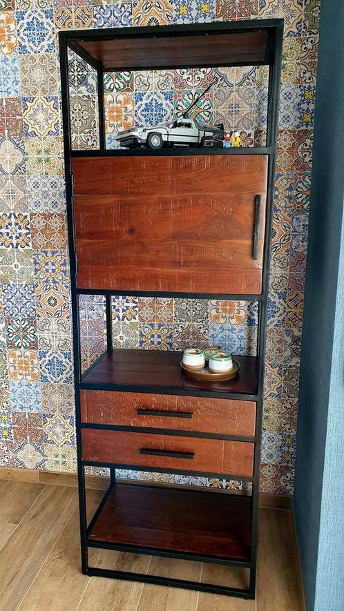 Staande kast in tropisch hardhout (181 x 62 x 38 cm), Huis en Inrichting, Kasten | Boekenkasten, Zo goed als nieuw, Ophalen