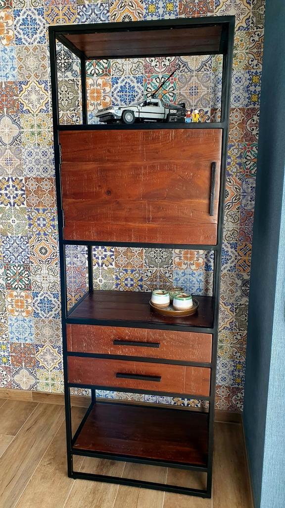 Staande kast in tropisch hardhout (181 x 62 x 38 cm), Huis en Inrichting, Kasten | Boekenkasten, Zo goed als nieuw, Ophalen
